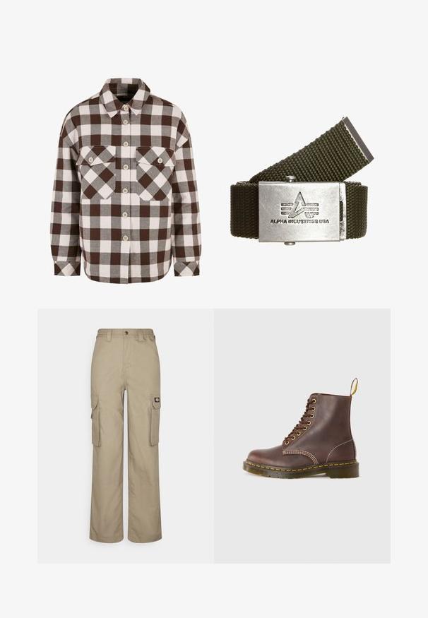 Brun og hvid plaid knap-op skjorte med to brystlommer, der har en klassisk krave og knap-ned foran. Blød stofstruktur.; Beige cargo bukser lavet af slidstærkt stof, med en afslappet pasform, flere sidelommer og et elastisk liv med knaplukning.; Brune lædersnøreboots med gule syninger, rund tå og en robust gummisål. Har en trækflap ved hælen for nem påføring.; Olivengrøn vævet nylonbælte med en sølvmetal spænde. Spændet har et præget logo og tre vandrette linjer, som giver et robust design.