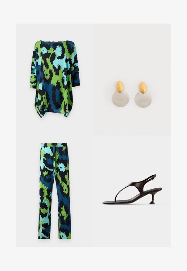 Loszittend topje met een levendig abstract patroon in groen, blauw en zwart. Gemaakt van lichtgewicht stof met driekwartmouwen en een ronde halslijn.; Multikleurige broek met een gedurfde abstracte print in zwart, blauw en groen. Gemaakt van gladde stof met een tailleband met trekkoord.; Donkerbruine lakleren slingbacksandaal met kittenheel en teenbandje op witte achtergrond.; Gouden en zilveren metalen oorbellen met een ronde schijfbasis en een ovale bovenstuk, gladde textuur en gepolijste afwerking.