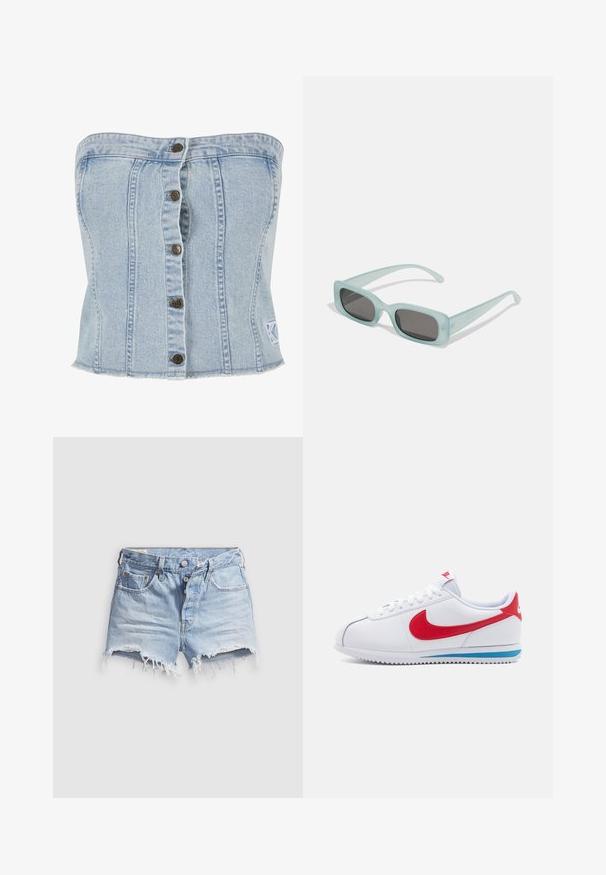 Karl Kani Blouse - light blue; Shorts en denim bleu clair avec bords effilochés, cinq poches et fermeture à boutons. La texture est douce avec un aspect légèrement usé.; Baskets blanches avec un swoosh rouge, accent bleu sur la semelle et lacets blancs. Tige texturée avec des détails cousus. Design classique.; Une paire de lunettes de soleil rectangulaires avec des montures translucides bleu clair et des verres gris foncé, présentant des branches droites et des détails matériels minimaux.