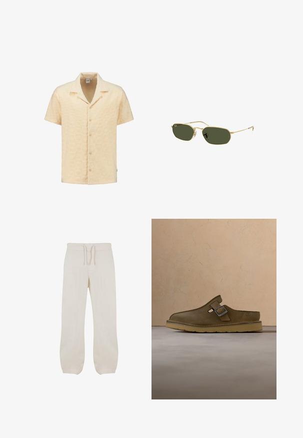 Camisa de manga corta en tela amarilla clara texturizada, con un patrón geométrico, cuello con muesca y cinco botones en la parte delantera.; Pantalones de lino color beige claro con cintura elástica y cordón. Diseño de pierna recta con una textura suave y ligero ajuste en los tobillos.; Zapato de ante verde oliva tipo slip-on con hebilla metálica y suela gruesa color coñac, colocado sobre una alfombra beige cerca de una mesa redonda de madera.; Lentes rectangulares de color verde oscuro con montura y varillas metálicas finas en dorado, almohadillas nasales ajustables, logotipo de Ray-Ban en la esquina izquierda de la lente.