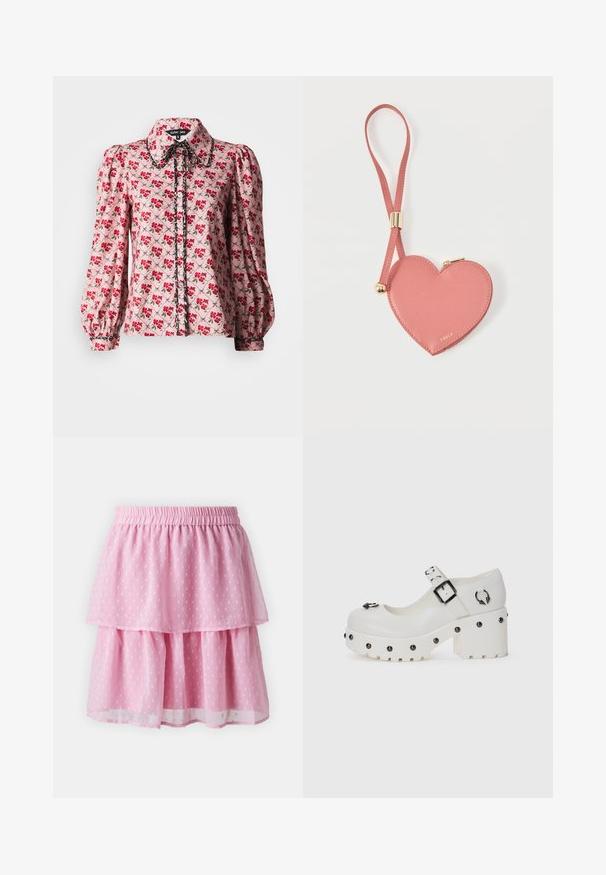 Blomstret bluse i pink stof med røde og grønne blomstermønstre. Puffærmer, krave og knaplukning foran med kontrastdetaljer.; Rosa lagdelt nederdel lavet af letvægtsstof, med en rynket elastisk talje og subtil mønstertekstur gennem hele. ; Hvide platform sko med en rund tå, spænde og cirkulære nitter. Tekstureret sål med en let hæl og dekorativ hardware detalje.; Lyserød hjerteformet lædermøntpose med håndledsrem og guldlås, mærket med lille gyldent "Furla"-tekst.