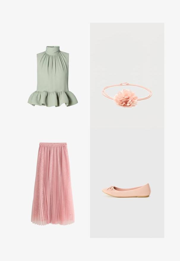Blusa sin mangas de color verde claro con cuello alto, tela fruncida y volantes en el dobladillo. Textura suave y lisa. Cierre en la parte posterior.; Falda midi plisada rosa con una capa inferior de encaje y cinturilla fruncida, mostrada sobre un fondo blanco.; Zapato plano de ballet en material sintético rosa claro con puntera redondeada, que presenta un pequeño detalle de lazo y una suela flexible.; Cinta elástica para el cabello de color rosa con una suave flor de tela con pétalos en capas en el centro sobre un fondo blanco.
