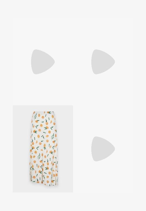 Haut jaune sans manches avec bretelles fines réglables et motif texturé à rayures verticales, avec un décolleté en V.; Jupe blanche ornée d'un motif dispersé de tranches d'orange, d'oranges entières et de feuilles vertes. Le tissu semble lisse avec un design fluide.; Jambes portant des leggings côtelés foncés associés à des ballerines noires avec de petits détails en nœud sur fond blanc.; Petit sac à main style bocal fait de perles crème brillantes avec une anse en perles bouclée et une fermeture décorative avec un nœud de perles.