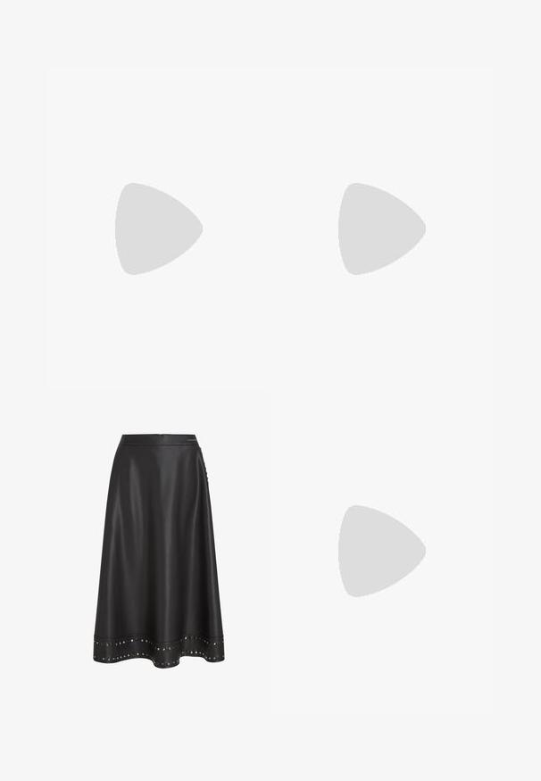 Λευκό T-shirt με εκτύπωση κεντρικά μπροστά ενός κινούμενου σχεδίου λευκής γάτας με μαύρα γυαλιά ηλίου, με μικρό κόκκινο κείμενο "Karl Lagerfeld" κάτω από τη γάτα.; Μαύρη δερμάτινη φούστα με εφαρμοστό μέσο και φουσκωτό τελείωμα. Διαθέτει ασημί τρουκς κατά μήκος της κάτω άκρης και διακριτικό κλείσιμο με φερμουάρ.; Μαύρο τακούνι σανδάλι με διασταυρούμενες τιράντες και ρυθμιζόμενο κούμπωμα. Διαθέτει λεία υφή και κοφτό τακούνι.; Μαύρη γυαλιστερή τσάντα με αλυσίδα σε ασημί χρώμα και μικρό λογότυπο KARL LAGERFELD μπροστά, σε απλό φωτεινό φόντο.