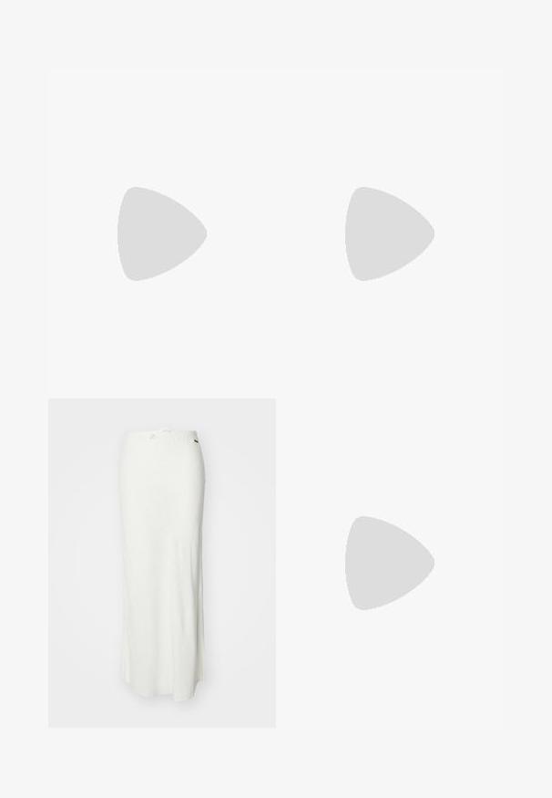 Crop top tricoté avec fines bretelles noires et rayures horizontales multicolores en rose, jaune, blanc, rouge et noir motif zigzag.; Jupe maxi blanche en tissu léger avec une texture lisse, dotée d'une taille élastique avec un cordon de serrage pour l'ajustement.; Tongue en caoutchouc beige clair unique avec semelle texturée et bride en forme de Y sur un fond gris uni.; Sac à main tressé de couleur crème, forme arrondie, poignée courte et fermoir décoratif doré suspendu au centre devant.