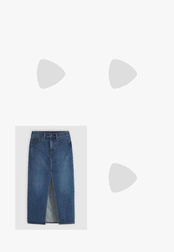 Leopardenmuster-Bodysuit mit tiefem V-Ausschnitt, ärmellosem Design, gerafftem Bund und hohem Bein in Brauntönen und Beige.; Blauer Denim-Midirock mit mittigem Frontschlitz, Gürtelschlaufen, Knopfverschluss und Fünf-Taschen-Stil.; Schwarze Leder-Cowboy-Stiefel mit spitzem Zeh, geprägten, wirbelnden Mustern und einem mittelhohen Absatz. Mit einem Zuglasche für einfaches An- und Ausziehen.; Schwarze Lederhandtasche mit dreieckiger Form, schrägem Klappdeckel und rundem Oberhandgriff. Verfügt über eine glatte Textur und minimalistische Designdetails.
