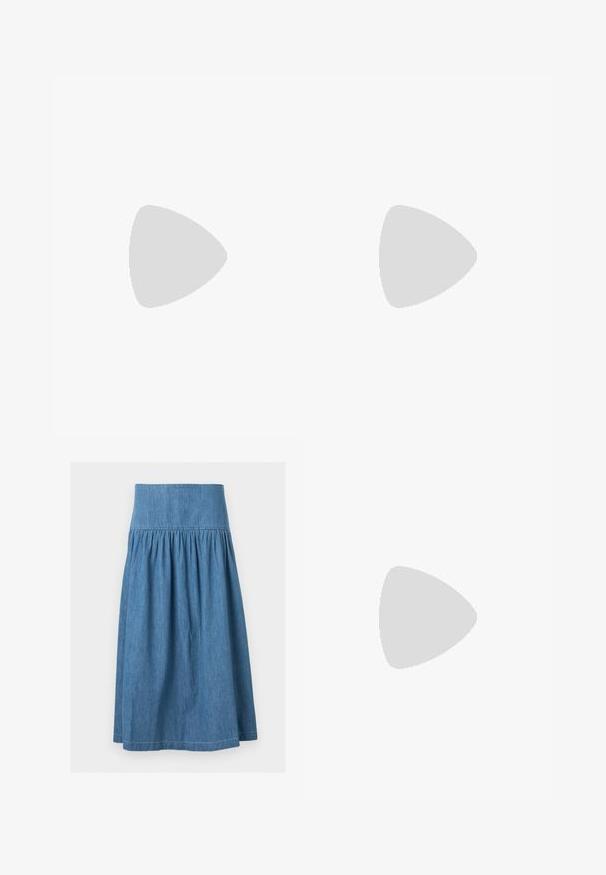 Haut court crème en tricot côtelé à épaules dénudées et à manches courtes avec une silhouette cintrée à la taille sur un fond gris clair.; Jupe en denim bleu mi-longue avec une large ceinture élastique et un tissu froncé pour une silhouette légèrement évasée.; Sandale blanche à talon avec un bout pointu, sangle de cheville réglable et un talon carré épais. Texture lisse avec des détails de couture minimaux.; Sac à main doré métallique avec une texture lisse, une forme incurvée et un accent chaîne sur la bandoulière. Dispose d'une seule bandoulière pour le porter à l'épaule.