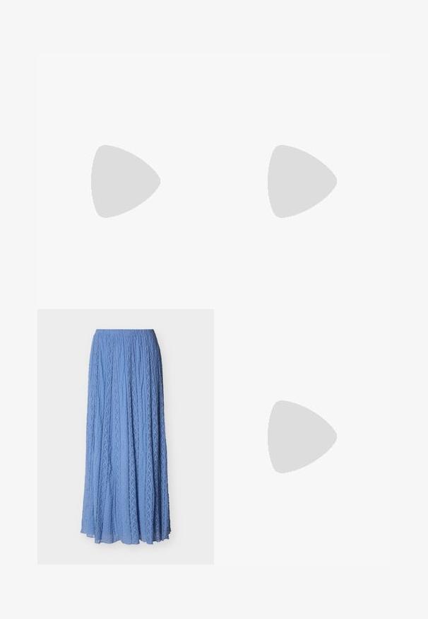 Top amarillo sin tirantes con cuerpo fruncido, que presenta volantes en capas. Fabricado con una tela ligera y de textura suave. Se ata al cuello.; Falda larga plisada en azul claro con franjas verticales de encaje texturizadas y cintura elástica.; Bailarinas beige con un exterior de cuero liso, punta en forma de almendra y una correa elástica en el empeine, con detalles de costura sutiles.; Bolso de mano de cuero blanco tejido con asa redondeada y extremos de la correa anudados, exhibido sobre un fondo liso.