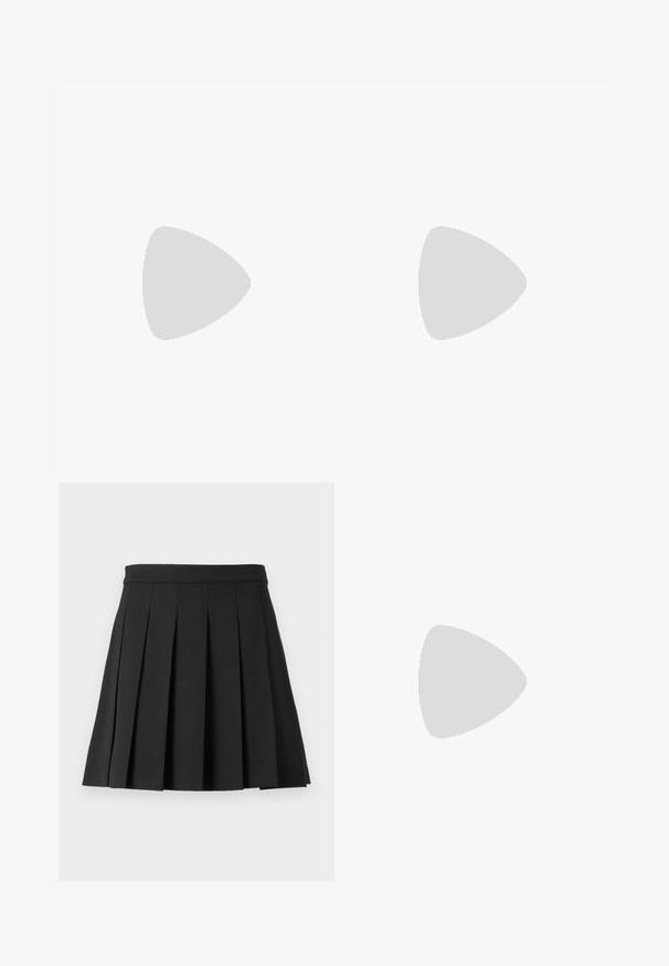 Zwart cropped sweater met een v-hals, kabelbreisel, korte mouwen en dubbele witte strepen bij de kraag en de zoom.; Zwarte geplooide rok met een vlakke tailleband. Gemaakt van gladde stof, met uniforme verticale plooien en een rechte zoom. Geen zichtbare sluitingen.; Zwarte gepatineerde leren loafers met een decoratieve gathered rand, vlakke rubberen zool en een kleine metalen logo-accent op de band.; Zwarte rechthoekige handtas met bovenhandvat en afneembare schouderriem, met een sluiting in goudkleurige toon met logodetail.