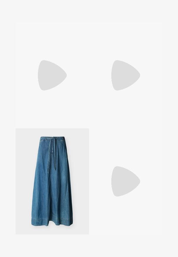 Gelbes, trägerloses Top mit gerafftem Mieder und geschichteten Volants. Hergestellt aus leichtem Stoff mit weicher Textur. Mit Knoten am Hals.; Langer blauer Jeansrock mit hoher Taille und angesetztem Gürtel, der gerade vor weißem Hintergrund hängt.; Weißer Western-Stiefel in mittlerer Wadenhöhe mit spitzer Schuhspitze, schwarzem gestapeltem Absatz, dekorativen Nähten und Zuglasche an der Schaftseite.; Braune Lackleder-Handtasche in rechteckiger Form, mit zwei langen Griffen und subtilen, geschwungenen Akzenten auf der Vorderseite.