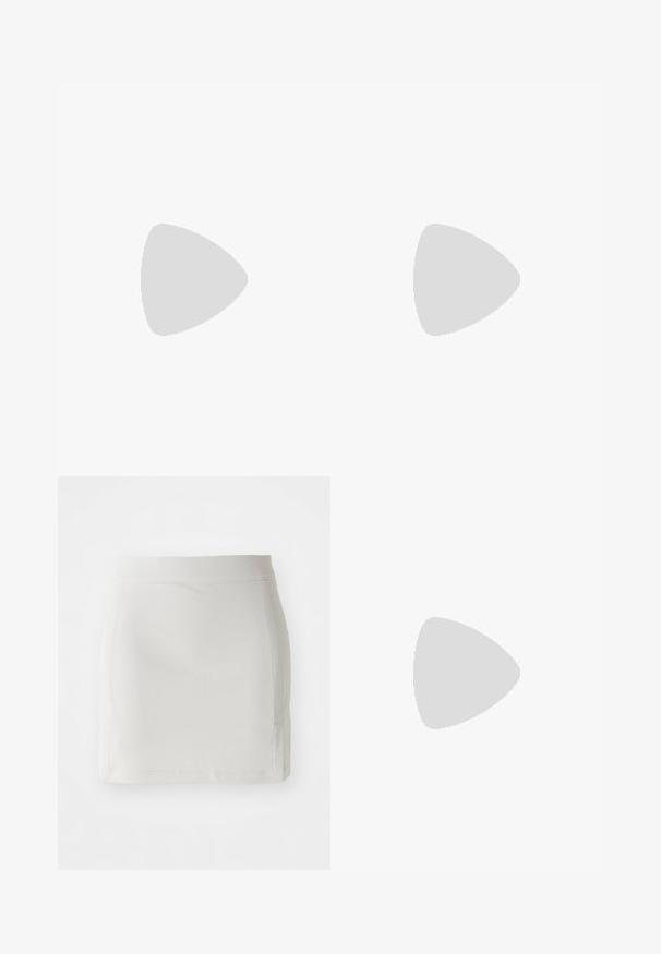 Must must kombinesed polo särk, millel on sooniline tekstuur, kolme nööbiga eesmine kinnitamine ja kontrastne valge krae. Rinnale on tikitud logo.; Valge mini seelik sileda tekstuuriga, kitsas disain, elastne vöökoht ja külgõmblused. Minimalistlik stiil, ilma nähtavate mustrite või kaunistusteta.; Valged spordijalatsid siledast sünteetilisest nahast pealsega, tekstureeritud aktsentidega, pehmendatud krae ja kummist sisetallaga, mis tagab hea haarde. Hõbedane logo detail.; Must muströöv must prussi laia riba, hõbedased aktsendid ja ümmargune vöö lukk. Omab ühte nööri ja mitut aukude reguleerimist.
