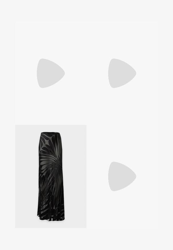 Top sin mangas ajustado con cuello alto, con una base color crema y un patrón de olas con puntos negros; hecho de una tela suave y elástica.; Falda larga negra con una superposición transparente que presenta un patrón abstracto de hojas en espiral, mostrada sobre un fondo claro.; Sandalia de tacón de cuero negro con correa en el tobillo, punta abierta, frente cuadrado y detalle en hardware plateado. Diseño ajustado con un perfil elegante.; Bolso de mano de cuero negro con estampado de cocodrilo, diseño estructurado, asa superior, correa ajustable y un destacado detalle del logotipo en la parte frontal.