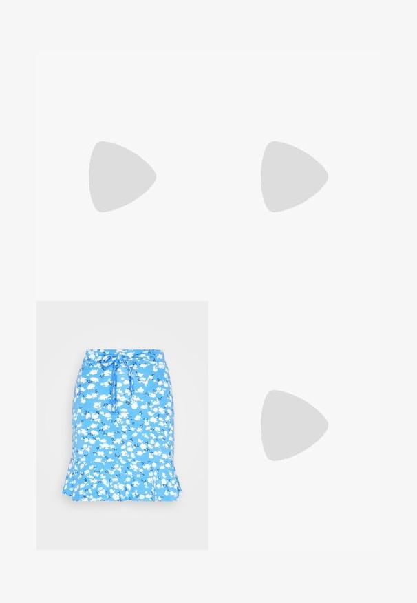 Blauwe geribde crop top met brede halslijn, zonder mouwen ontwerp, en een label met de tekst "JJXX" in het midden van de halslijn.; Even&Odd MINI SKIRT WITH VOLANT - A-lijn rok - light blue/white; Witte leren sandalen met verstelbare gespsluitingen, gelaagde zwarte plateauzool en oranje stiksel langs de rand.; Een paar rechthoekige zonnebrillen met lichtblauwe doorzichtige monturen en donkergrijze glazen, met rechte pootjes en minimale hardwaredetails.