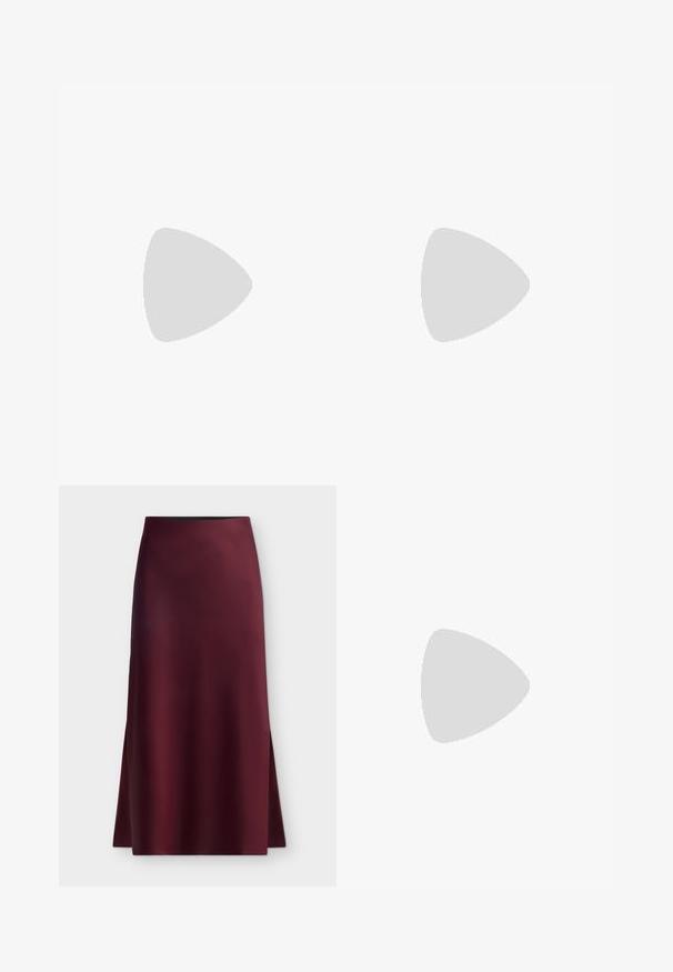 Haut à manches longues noir avec des manches en maille transparente et un haut du buste, corps solide, décolleté carré et silhouette ajustée.; Jupe midi en satin bordeaux avec un léger évasement et des fentes latérales, présentée sur un fond clair uni.; Bottine noire en cuir lisse avec un bout pointu et un talon effilé. La tige présente un design légèrement froncé.; Sac à main bordeaux en matériau brillant, de forme rectangulaire, avec deux anses et des accents légèrement courbés à l'avant.