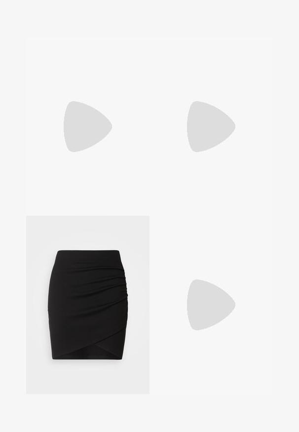 Gina Tricot CUT OUT - Top s dlhým rukávom - black; Čierna mini sukňa z elastickej látky, s plisovaným dizajnom a prekrývajúcou siluetou, s hladkým povrchom a priliehavým pásom.; Čierne lakované kožené slingback opätky s špicatou špičkou, mašľou na prednej strane a malým ihličkovým podpätkom. Popruhy majú nastaviteľné spony.; Čierne, ostré slnečné okuliare so sivými sklami; vyrobené z plastu, majú hrubé ramená s hladkým povrchom a bez viditeľnej mechaniky.