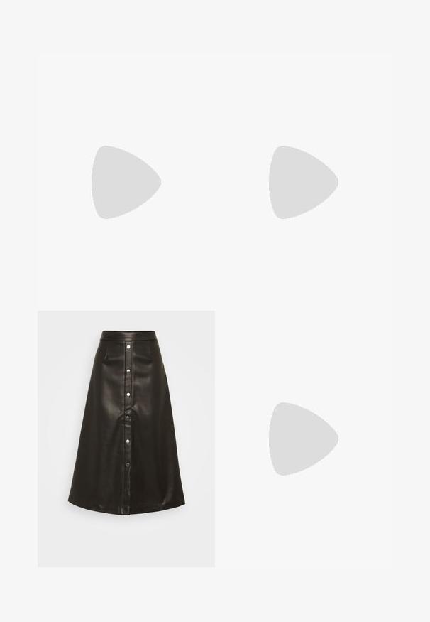 Noisy May NMTONI BODY - Langarmshirt - black; Schwarzer Leder-A-Linie-Rock mit hohem Taillenbund, vorderer Knopfleiste und zwei seitlichen Taschen. Glatte Textur und knielanges Design.; Schwarze Leder-Ankle-Boots mit einem hohen Absatz, die vertikale Nähte und einen glänzenden silbernen Akzent auf der Zehe aufweisen, vor einem metallischen Hintergrund.; Silberne Creolen zeichnen sich durch ein glattes, rundes Design mit einem schlanken Profil und einem sicheren Verschluss aus. Minimalistischer Stil mit glänzender Oberfläche.