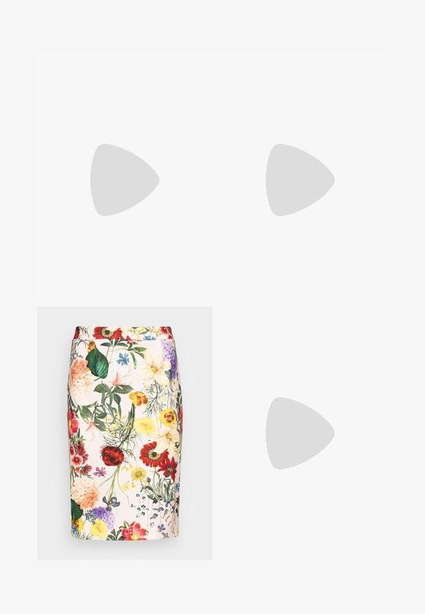 Lyserød kortærmet top med rynkede detaljer ved skuldrene. Glat bomuldsstof, rund halsudskæring og en afslappet pasform med en lige kant.; Blomstret blyantskirt med en blanding af farverige blomster på en lys baggrund, glat stof, mellemlang design og tætsiddende silhuet.; Enkelt hvid åben tå mule med blokhæl på brolagt grund nær flisebelagt væg, vinklet for at vise side- og topudsigt.; Cremefarvet læder skuldertaske med en halvmåneform, tynd rem og diskrete syninger. Minimalistisk design med hardware-accenter i guldton.