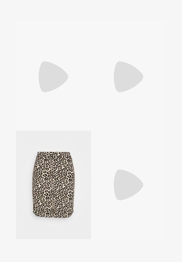 Zwarte geribde tanktop met een hoge halslijn en mouwloos ontwerp. Heeft een getailleerd silhouet en een zachte textuur.; Pieces PCNALA RUCHING SKIRT - Minirok - black; Zwarte leren kniehoog laars met een puntige neus en taps toelopende hak. Gladde textuur met subtiele stikdetails langs de bovenkant.; Zwarte leren riem met textuur, opgerold met een glanzende ovale zilveren gesp en meerdere verstelgaten, op een witte achtergrond.