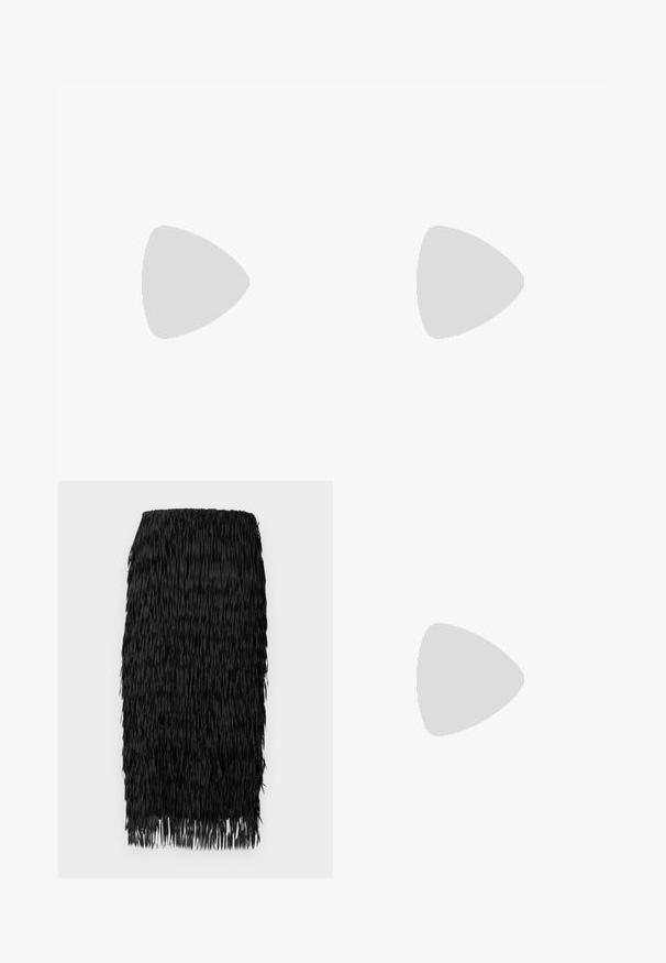 Sort langærmet bodysuit med draperet design, samlede detaljer ved skuldrene, glat tekstur og dyb udskæring.; Sort frynsekjol lavet af lagdelt, tekstureret stof. Har elastik i taljen og lige kant, hvilket skaber et dristigt og dynamisk udseende.; STAND STUDIO KELSEY - Mules med hæl - black; Sort læder clutch med samlet tekstur, sølvfarvet metalramme, kys-lås lukning og kædestrop. Glat, blød overflade.