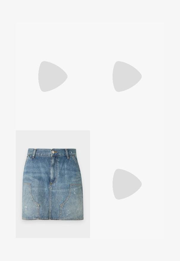 Navy Polohemd aus Baumwollmischung mit Kragen, drei Knöpfen und weißen Streifen an den Schultern; verfügt über ein gesticktes Logo.; Denim-Minirock mit vorderen Knöpfen, Gürtelschlaufen, geschwungenen Fronttaschen und leichten Used-Details an Taschen und Saum.; Weißer Sportschuh aus atmungsaktivem Mesh und synthetischen Materialien, mit drei silbernen Streifen, strukturiertem Gummisohle und gepolstertem Kragen.; Silberne Kettenarmband mit verdrehten Gliedern und einem goldenen runden Akzent in der Mitte, der ein glattes metallisches Finish aufweist.