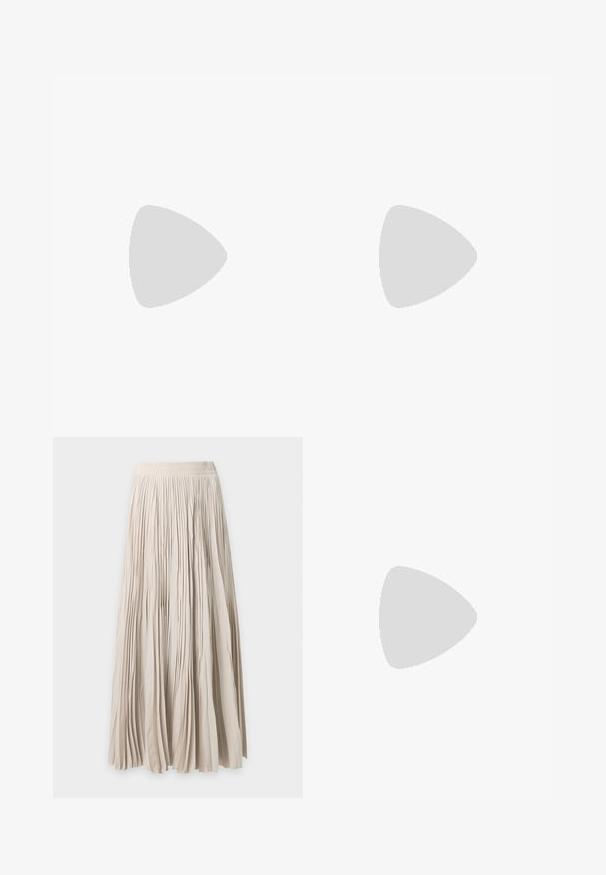 T-shirt en coton bleu marine à manches courtes avec col rond, présenté à plat sur un fond blanc.; Longue jupe beige plissée avec taille élastique, tissu fluide et longueur complète.; Chaussure plate slingback en beige clair avec une tige en maille, un bout pointu et un petit talon. Dotée d'une sangle ajustable pour un bon maintien.; Pochette en cuir beige plissé avec un cadre en métal argenté, dotée de deux fermoirs ronds décoratifs et d'une chaîne en argent.