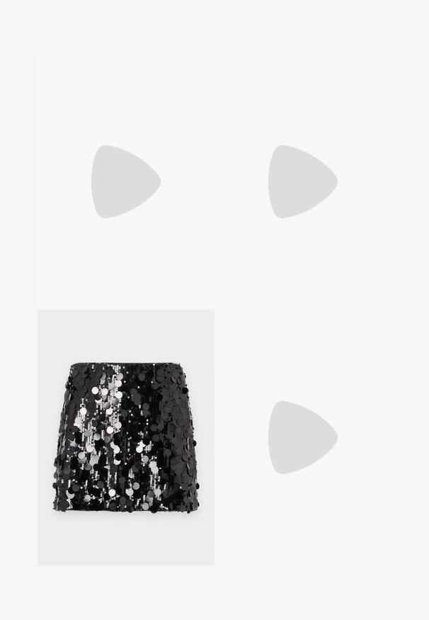 Schwarzes Kurzarmoberteil mit Rundhalsausschnitt, aus glattem Stoff. Mit Puffärmeln und lockerer Passform. Einfaches, ungeschmücktes Design.; Schwarzer Minirock, der dicht mit großen, glänzenden schwarzen Pailletten bedeckt ist, auf einem einfarbigen Hintergrund.; Schwarzer spitzer High Heel mit dünnen Knöchelriemen und silberner Schnalle auf einfachem hellem Hintergrund.; Kleine schwarze glänzende Handtasche mit zwei langen Griffen und seitlichen Kordelzug-Details vor einfachem hellem Hintergrund.
