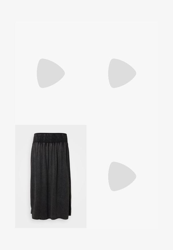 Rode katoenen T-shirt met een ronde hals, korte mouwen en een klein Levi's logo op de linkerborst. Soepele textuur, ontspannen pasvorm.; Zwarte midi rok met een smockband, gemaakt van zachte stof en met een vloeiende uitstraling. Er zijn geen zakken of versieringen zichtbaar.; Zwarte leren Mary Jane schoenen met een gepatenteerde neus, verstelbare enkelband en lage blokhak. Een gladde textuur en een elegante uitstraling.; Geweven handtas in zwart en wit met een ronde vorm, gestructureerd oppervlak en een gevlochten handvat. Geschikt voor dagelijks gebruik.