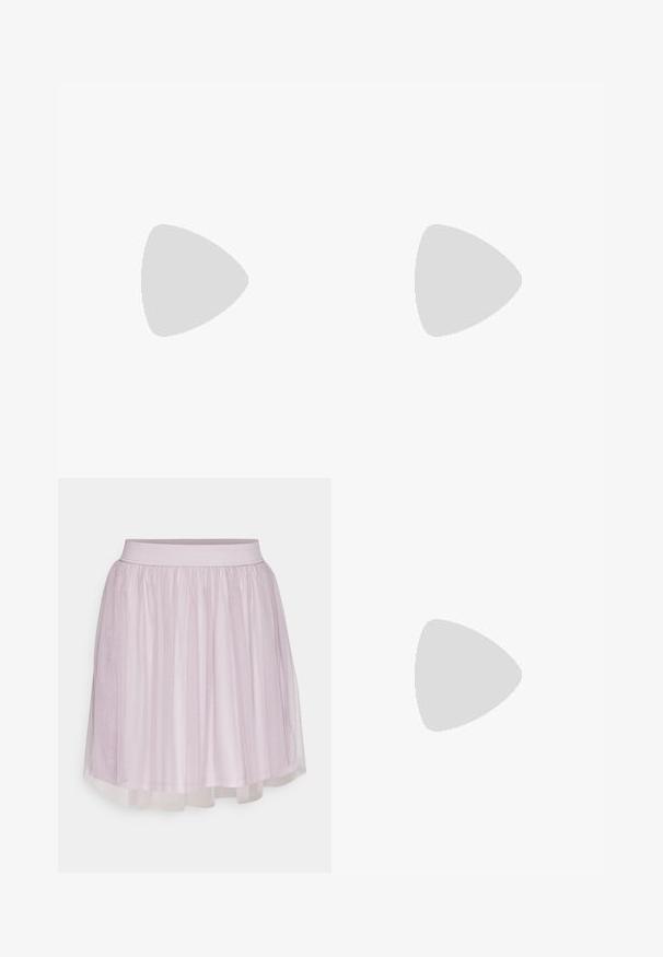Haut court à manches longues lilas avec un décolleté carré, fermeture à boutons sur le devant, finition froncée et détails de liens réglables sur les manches.; VILA VIDOLL SKIRT - Minijupe - nirvana; Talons hauts en cuir verni rose avec un bout arrondi, trois brides et des embellissements en cerise. Le talon bloc transparent présente des accents floraux. Chaussettes blanches à côtes.; Accessoire capillaire rose et brillant en forme de grand nœud, avec une texture lisse et une fine sangle pour le maintenir en place.
