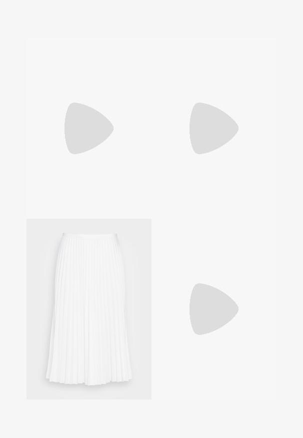 Camisa polo blanca de manga larga, fabricada en una mezcla de algodón, con una tapeta de botones y un pequeño logotipo bordado en el pecho. Textura suave.; Falda blanca plisada con un diseño de longitud media. Fabricada con una tela suave, presenta pliegues nítidos y espaciados uniformemente. Cintura elástica.; Nike Sportswear AIR FORCE 1 - Zapatillas - white/hyper royal/black; Gafas de sol negras en forma de ojo de gato con lentes gris oscuro, marco de plástico elegante, esquinas puntiagudas y patillas rectas. Sin herrajes ni acentos visibles.