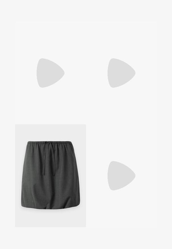 Camiseta negra corta de manga corta con cuello redondo, exhibida sobre un fondo blanco liso.; falda de textura gris oscuro con cintura elástica y cordón. Diseño simple, longitud hasta el muslo, sin patrones ni adornos visibles.; Chancla negra de piel suave, con un diseño de tira delgada y una suela plana de perfil mínimo. Sin patrones ni acentos notables.; Bolso de hombro de cuero negro con una solapa curva asegurada por un broche metálico redondo y una correa delgada y ajustable.