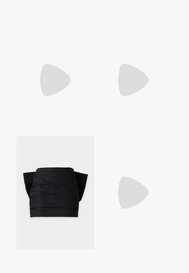 Blå strikket bodysuit med korte ærmer, som har udskæringer, snøredetaljer og cirkulære mønstre på forsiden. Struktureret stof.; Sort off-shoulder bandeau top med vandrette plisseringer og brede ærmer, vist fladt på en hvid baggrund.; Sort hæl-sandal med smal ankrem, firkantet tå-boks, glat lædermateriale og metalspænde som pynt.; Sort læder clutch med samlet tekstur, sølvfarvet metalramme, kys-lås lukning og kædestrop. Glat, blød overflade.