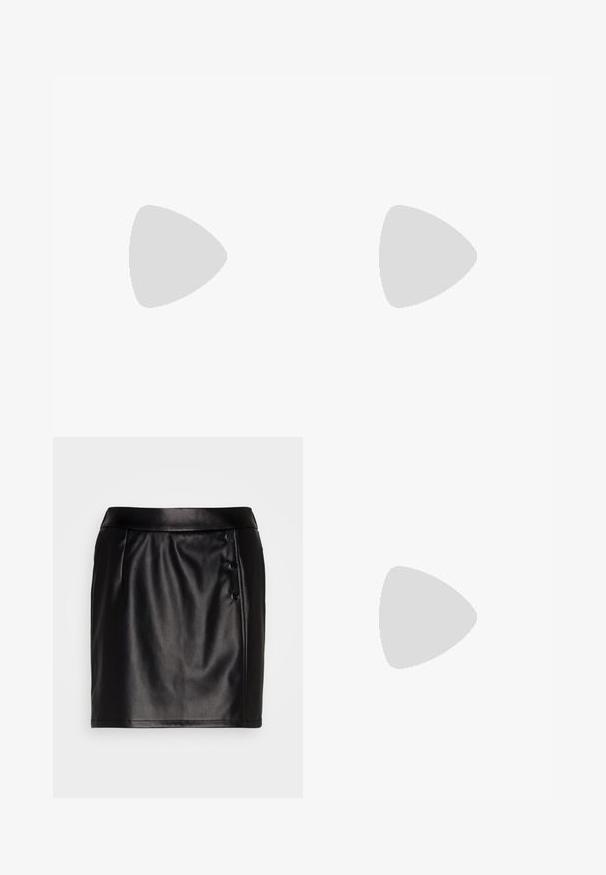 Top de cuello alto de manga larga azul fabricado en material acanalado, con una silueta ajustada y textura suave. No se presentan detalles adicionales.; VILA VITALLA BUTTON SKIRT - Minifalda - black/silver; Botas de plataforma negras hasta la rodilla, hechas de cuero suave, con gruesos tacones cuadrados y un diseño elegante, situadas frente a un fondo de ciudad.; Pieces PCALUANA SHOULDER BAG - Bolso de mano - black