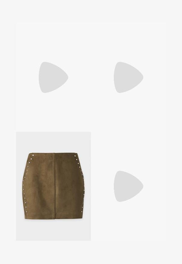 Dlhý rukáv, top s odhalenými ramenami z mäkkého materiálu, so tlmeným károvaným vzorom v odtieňoch hnedej a béžovej, s voľným strihom.; Mini sukňa z olivovozeleného semišu so striebornými cvokmi lemujúcimi zakrivené bočné švy a vertikálny stredový šev.; Kožená čižma po kolená, tmavo hnedá, s špičatou špičkou, ostrým blokovým podpätkom a hladkým, lesklým povrchom. Vyznačuje sa čistým dizajnom a švíkovým detailom.; Obdĺžniková čierna kožená kabelka s jedným dlhým remienkom a lesklým povrchom, vystavená na bielom jednoduchom pozadí.