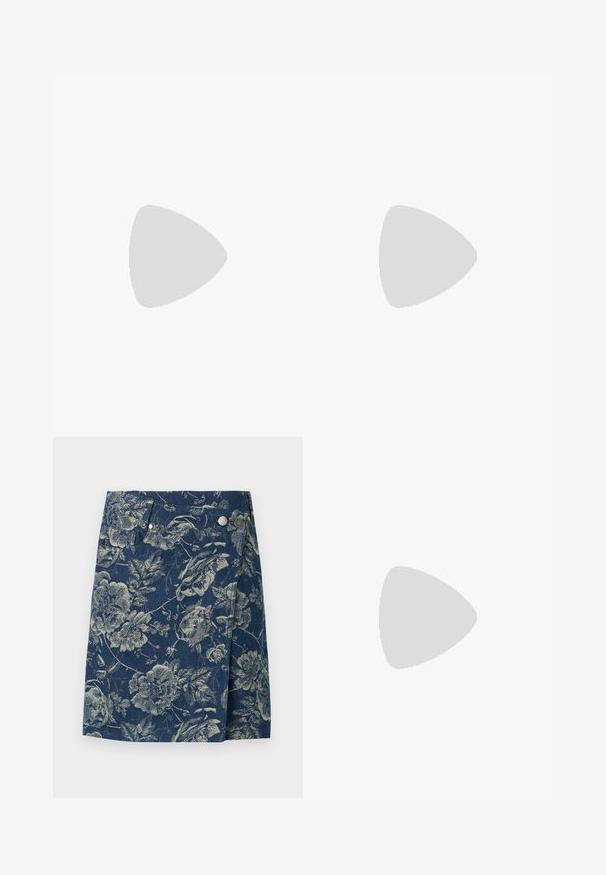 Chemisier blanc à manches courtes avec manches froncées, col rond et trois boutons marron au centre devant.; Jupe portefeuille en denim avec motif floral bleu et beige, dotée de deux boutons-pression argentés et d'un panneau avant asymétrique.; Ballerines en cuir noir avec un bout rond, texture lisse, détails de couture minimalistes et design de semelle flexible.; Sac à main en rotin tissé en forme de coquille Saint-Jacques de couleur brun clair naturel avec des bords arrondis et texturés.