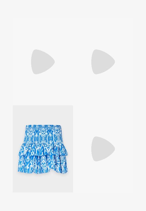 Top corto azul de manga corta con un diseño de escote en V, hecho de tela suave, que presenta un estilo simple y una textura sin adornos.; Falda azul y blanca con un diseño estampado, cintura fruncida, dobladillo de capas con volantes y tejido ligero. Presenta un diseño estilo ikat.; Bailarinas beige con un exterior de cuero liso, punta en forma de almendra y una correa elástica en el empeine, con detalles de costura sutiles.; Bolso azul de malla para el hombro con correa ajustable y cierre de cremallera, mostrado sobre un fondo blanco liso.