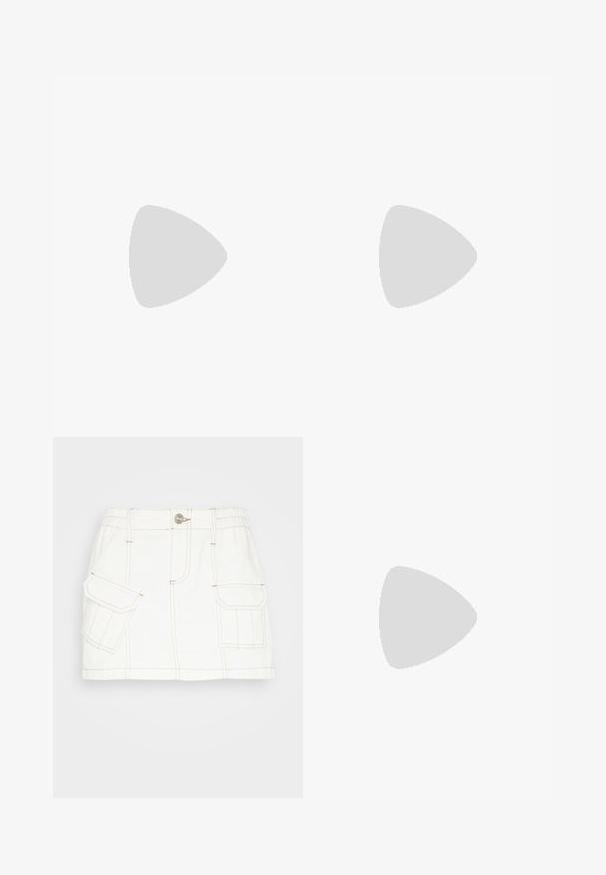 Sininen neulottu crop-top, jossa on leveä kaula-aukko ja lyhyet leijailevat hihat, koristeltuna valkoisilla kukka- ja vihreällä lehtikirjonnalla.; BDG Urban Outfitters SKIRT - Farkkuhame - white; Valkoiset korkeavartiset platofrma-tennarit nauhoilla ja hopeisilla silmukoilla, yhdessä valkoisten nilkkasukkien kanssa, vaaleansinistä lattiaa vasten.; Vaaleansininen farkkukangainen olkalaukku, jossa leveä hihna ja näkyvä keskisauma, esillä yksiväristä vaaleanharmaata taustaa vasten.