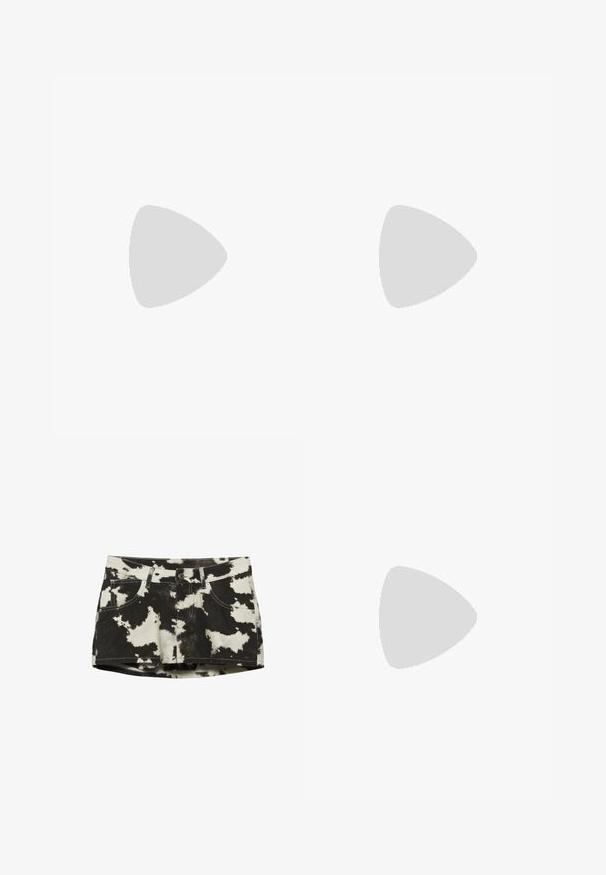 Strikket kortærmet sweater i off-white med rund halsudskæring og en glat, blød tekstur. Enkel og klassisk design.; Sort-hvid denim mini nederdel med ko-print, frontknap, lynlås, bæltestropper og lommer på hvid baggrund.; Ben iført mørke ribbede leggings kombineret med sorte balletsko med små sløjfedetaljer på hvid baggrund.; Sort håndtaske med rynkede detaljer og et samlet håndtag, hvilende på en tekstureret stensfære mod en beige betonvæg.