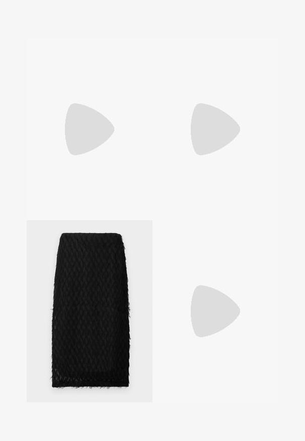 Čierne bavlnené tričko s krátkymi rukávmi, na prednej strane je veľkými bielymi písmenami vytlačený nápis "KARL LAGERFELD JEANS".; Čierna ceruzková sukňa s textúrovanými, pierkovými detailmi a hladkým lemom. Tkanina vyzerá ľahko a polopriehľadne.; Čierna sandála na vysokom podpätku s remienkom okolo členka sa zdá byť zavesená nad drevenou dlažbou vonku s rozmazaným zeleným porastom a kamenným pozadím.; Malá čierna sieťovaná kabelka cez rameno v tvare polmesiaca s nastaviteľným tenkým remienkom, na jednoduchom svetlom pozadí.