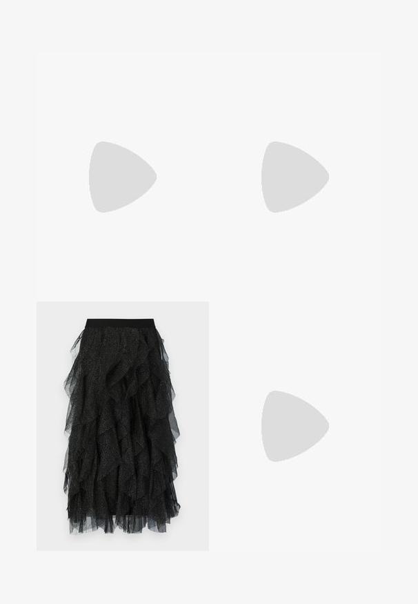 Body en dentelle noire à manches longues avec motif floral, encolure dégagée et silhouette ajustée, conçu par Urban Classics.; Jupe en tulle noir avec des volants superposés, une large ceinture élastique et des accents de points argentés dispersés sur le tissu.; Chaussure à talon haut noire à bout pointu, bords festonnés, œillets métalliques, lacets à l'avant et bride de cheville avec fermeture à boucle.; Petit sac à main noir brillant avec deux longues anses et des détails à cordon sur les côtés sur un fond clair uni.