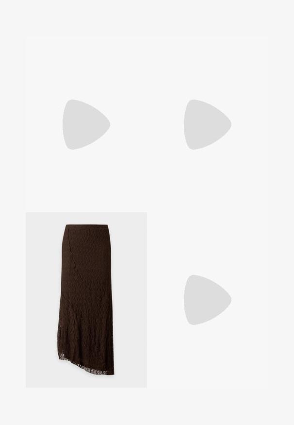Crèmekleurige mouwloze blouse van een textuurstof met een gekreukeld uiterlijk en een gelaagde peplumzoom. Voorzien van een ronde halslijn en sluiting aan de achterkant.; Donkerbruine kanten midi-rok met asymmetrische zoom en geschulpte randen, met een subtiel bloemenpatroon over de hele stof.; Bruine gepatineerde leren balletschoen met een vierkante neus en een bandje met een kleine gouden gesp. Gladde textuur, lage hak en minimalistisch ontwerp.; Bordeaux leren handtas met een gebogen vorm, dubbele handvatten, ritssluiting en subtiele stiksels. Gladde, hoogglanzende afwerking.