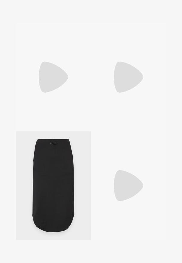 Sort, cropped t-shirt lavet af bomuld med rund halsudskæring og korte ærmer. Har et lille rødt logo og en falmet struktur.; Sort blyantskjørt lavet af et glat stof. Har afrundet kant og en fremtrædende sort logo ved linningen. Simpelt design, uden mønstre.; Sort læder peep-toe slingback sko med høj blokhæl og beige indvendig foring mod en ensfarvet lys baggrund.; Sort læderhåndtaske med plissering, kort håndtag og aftagelig bred skulderrem i stof på hvid baggrund.