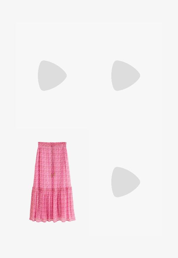 Bralette de encaje blanco con escote en V, tirantes delgados ajustables y borde festoneado. Presenta intrincados patrones florales y geométricos.; Falda larga rosa con estampado floral, cintura elástica, cordón con borlas y volante recogido cerca del dobladillo.; Botín de ante marrón con detalles de flecos, tachuelas doradas a lo largo del borde superior, punta puntiaguda y tacón alto tipo bloque apilado.; Bolso cruzado de cuero trenzado marrón con cierre de cremallera, forma redondeada y una correa trenzada. Presenta una pequeña placa de logo rectangular.