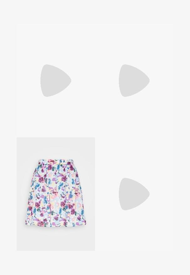 Schlichtes weißes Kurzarm-T-Shirt mit Rundhalsausschnitt, flach auf einem weißen Hintergrund ausgelegt.; VILA VILYBA SHORT SKIRT - Minirock - kentucky blue; Weiße Leder-Sandalen mit verstellbaren Schnallenriemen, geschichteter schwarzer Plateausohle und orangefarbener Naht entlang der Kante.; Pink transparente Sonnenbrille mit ovalen Gläsern, dunkler roter Tönung und schlanken Bügeln, ausgestattet mit einer glatten Oberfläche und dezenten Details am Rahmen.