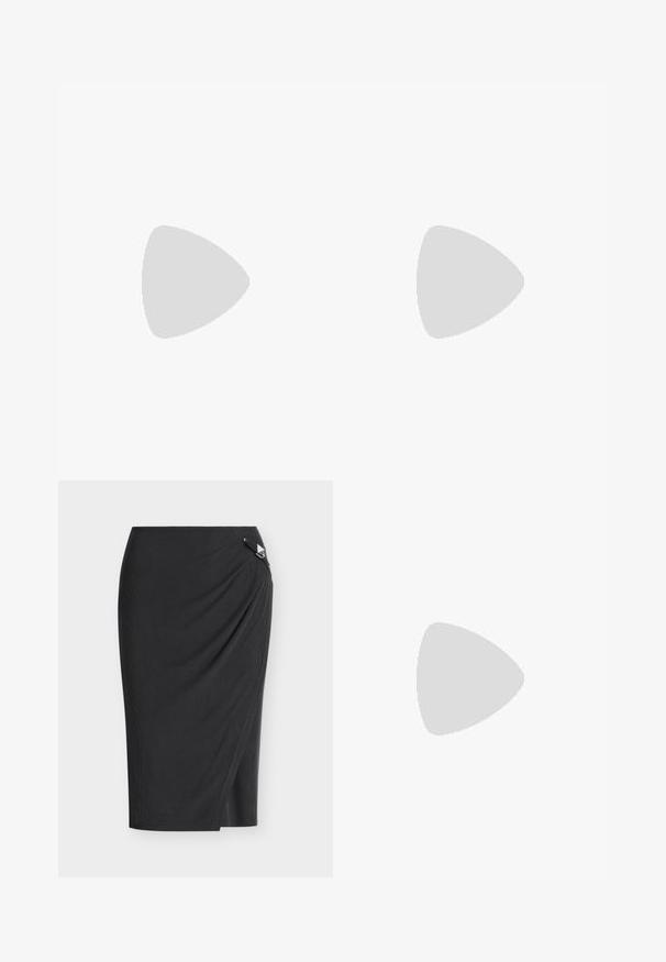 Top corto negro de manga corta con mangas rizadas dramáticas, escote redondo y detalle de abertura en la parte posterior. Material suave.; Falda lápiz negra hasta la rodilla con diseño envolvente y un pequeño detalle de hebilla triangular plateada en la cintura.; Zapato de charol negro de tacón alto, tipo slingback, con punta afilada, correa ajustable en el tobillo y lados abiertos. Textura lisa.; Par de pendientes tono dorado pulido con una parte superior rectangular curva unida a un aro de forma oval irregular, sobre un fondo blanco liso.