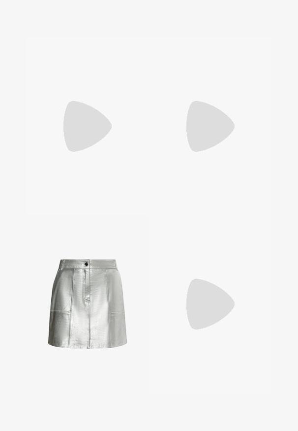 Zilveren top met korte mouwen gemaakt van een metalen, glinsterende stof. Beschikt over een brede halslijn en een losse, boxy snit. Zachte textuur en minimale naden.; Metaalachtige zilveren rok met een gladde textuur, aansluitende taille en paneeldetails. Voorzien van een sluiting met knopen aan de voorkant en schone lijnen.; Zilveren sneakers met een mesh bovenkant, met een glanzend metallic ontwerp, dikke witte zool en reflecterende accenten. Getextureerd oppervlak voor grip.; Kleine zilveren handtas bedekt met reflecterende pailletten, voorzien van een korte handgreep en een afneembare zilveren kettingband.