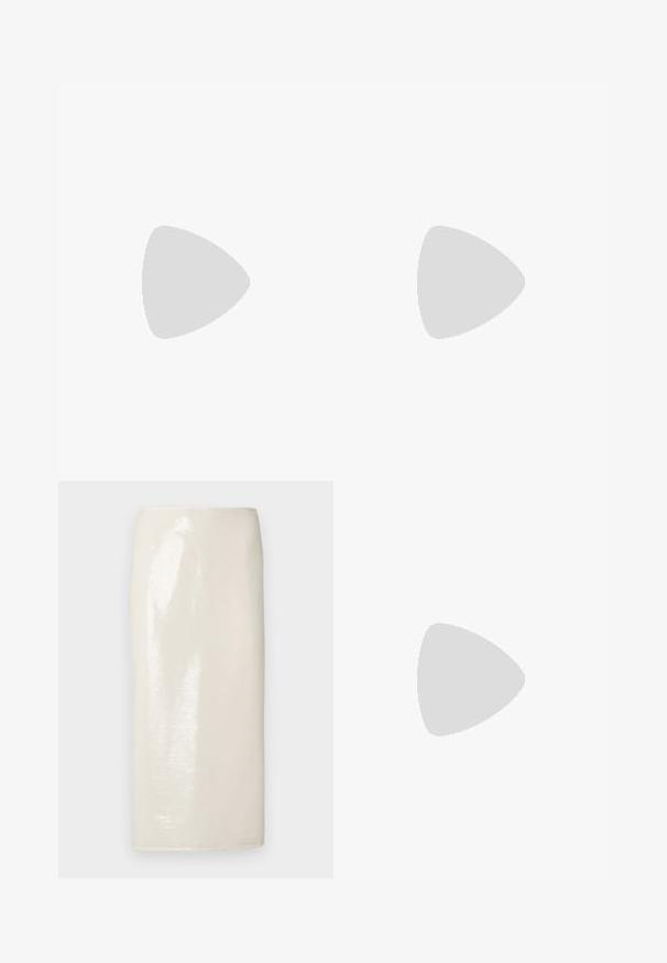 Body blanco de encaje con escote off-shoulder, mangas tres cuartos y un panel inferior suave. Presenta intrincados patrones florales.; Falda lápiz color crema con acabado brillante, textura suave y silueta ajustada, con diseño hasta la rodilla y sin cierres visibles.; Sandalia de charol negro con tres correas, hebilla en el tobillo y tacón de aguja de 10 cm. Presenta detalles de hardware en oro y un charm con el logo.; Clutch de cuero en beige suave con forma redondeada, textura plisada, cierre de broche plateado y una correa de cadena desmontable.