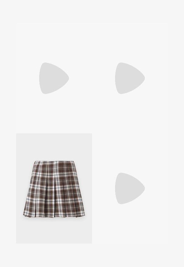 Camiseta blanca de manga corta fabricada con un material suave. Presenta un clásico diseño de cuello redondo y un ajuste slim, sin patrones ni acentos visibles.; Falda plisada de cuadros marrones y blancos con un diseño estructurado y una textura nítida, que presenta una cintura alta y múltiples pliegues verticales.; Zapatos planos tipo ballet de charol negro con punta redondeada, diseño con cordones y suela plana. Textura lisa con detalles mínimos.; Pequeño bolso negro brillante con dos asas largas y detalles de cordón lateral sobre un fondo claro liso.