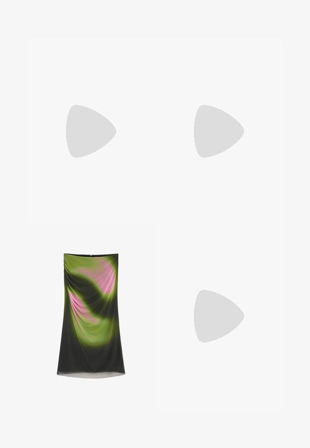 Ingekorte ritsjack met lange mouwen in een meerkleurig geribbeld patroon met roze, paarse en blauwe strepen. Zilveren ritsdetails aan de voorkant.; Kniegekleed zonder bandjes met gedrapeerde stof met een groen en roze abstract patroon dat uitloopt in zwart bij de zoom.; Hoge zilveren laars met hoge hak, puntige neus en cilindrische glanzende hak, afgebeeld op een effen lichte achtergrond.; Rechthoekige crossbodytas met verstelbare donkerbruine riem, voorzien van geweven textiel in een rood-oranje-bruin verloop met klein logo.