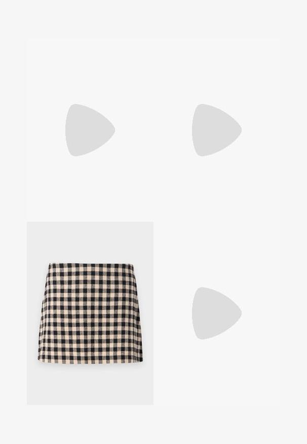 Pull noir à manches courtes avec col en V, ourlet et poignets en côte, sur un fond clair uni.; Jupe à carreaux noir et crème avec une coupe droite, présentant une texture lisse et un ourlet qui se situe au-dessus du genou. Sans matériel ni accents.; Botte de cowboy haute en cuir marron foncé avec motifs décoratifs cousus, bout pointu et talon bloc empilé.; Petit sac à main noir brillant avec deux longues anses et des détails à cordon sur les côtés sur un fond clair uni.