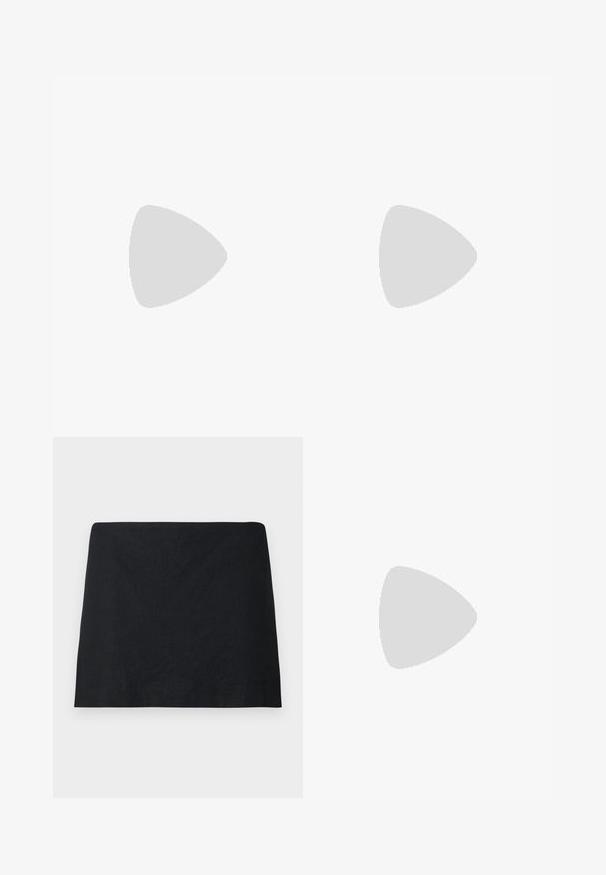 Débardeur noir sans manches avec encolure dégagée et trois petits boutons au centre devant. L'étiquette indique "WEEKDAY."; Mini-jupe noire à coupe droite, design simple sans motifs ni ornements visibles, présentée sur un fond blanc uni.; Ballerines en cuir verni noir avec un bout rond, un design à lacets et une semelle plate. Texture lisse avec peu de détails.; Sac à main noir froncé avec une poignée froncée, posé sur une sphère en pierre texturée devant un mur en béton beige.